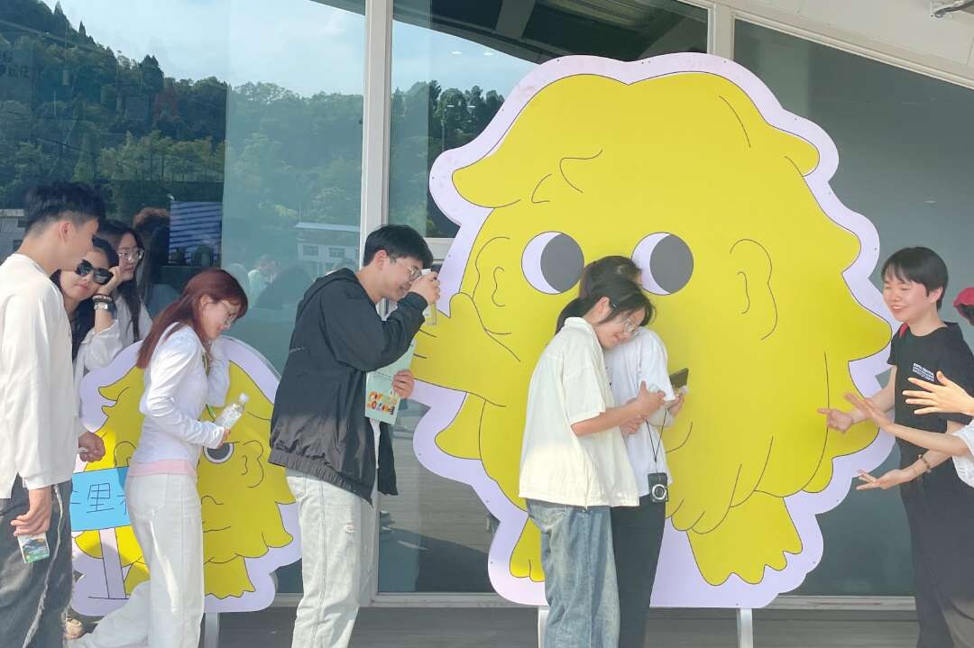 Large-scale character graphic used as a gathering point
